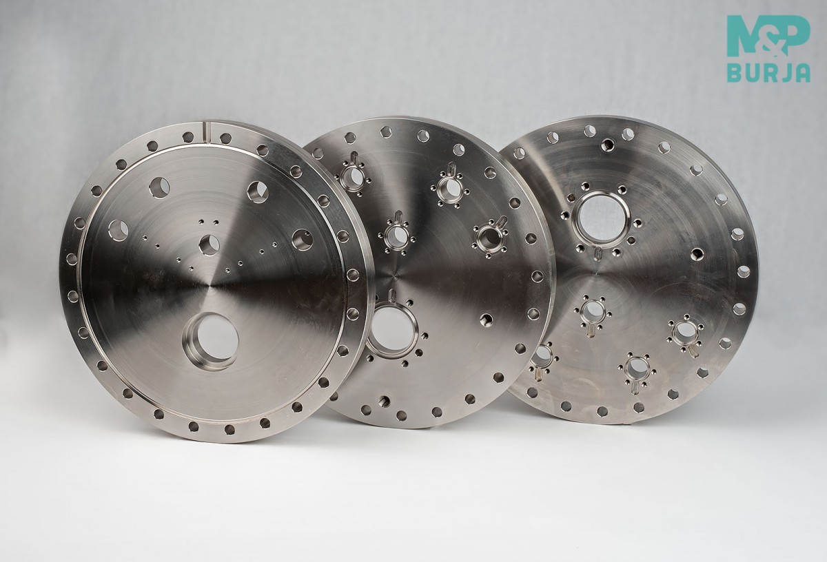 Vacuum flanges of the ultra-high vacuum system 